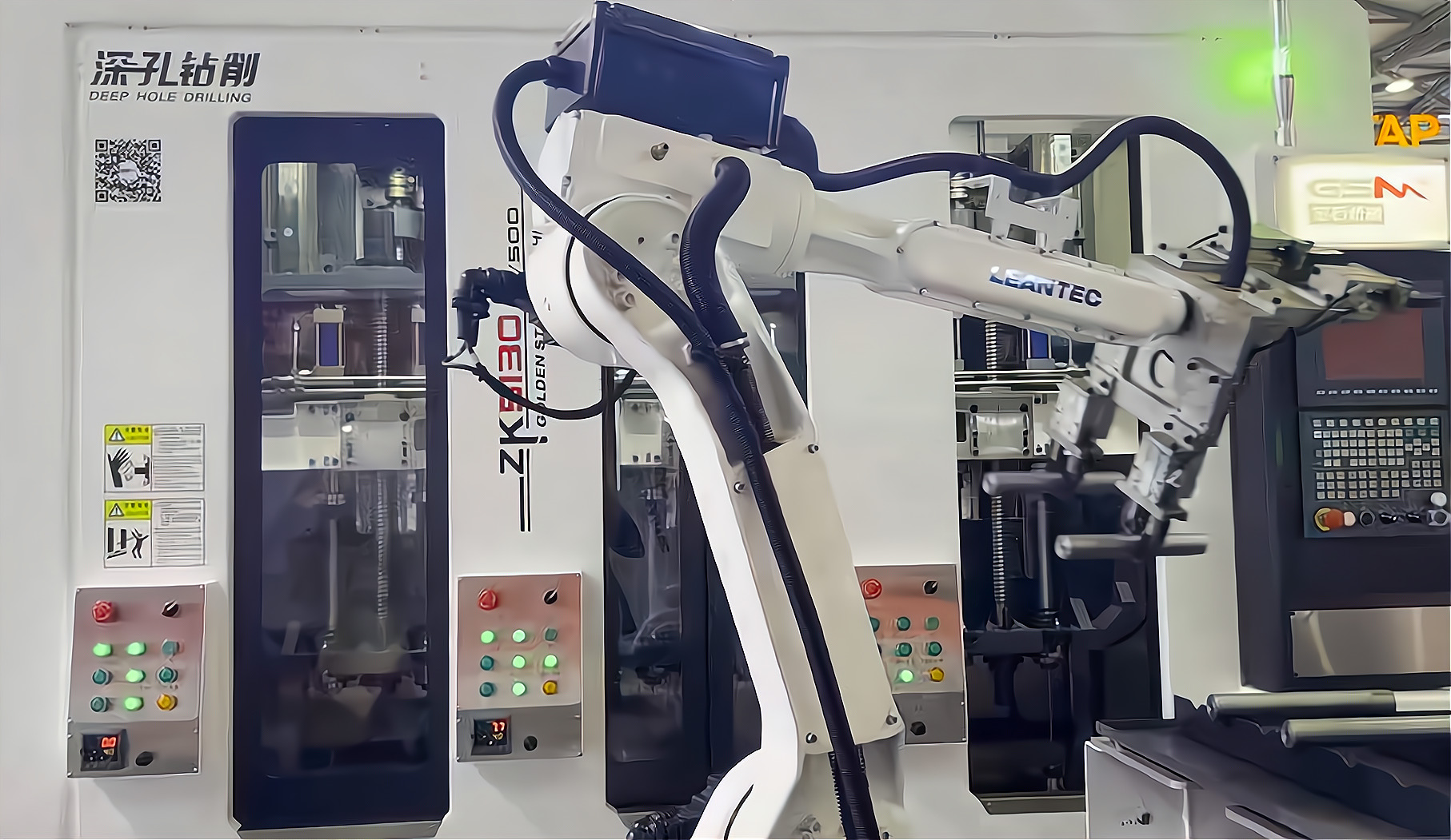 ZK5120×6/500 倒立六軸深孔鉆床配置六軸機(jī)器人，加工新能源電機(jī)軸單機(jī)自動化